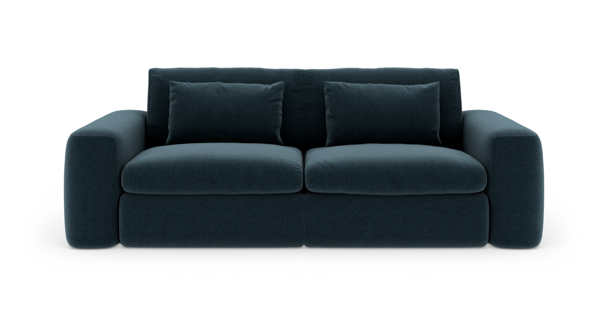 Mørkeblå sofa med brede armlæn, to sædehynder og fire ryghynder, set forfra.