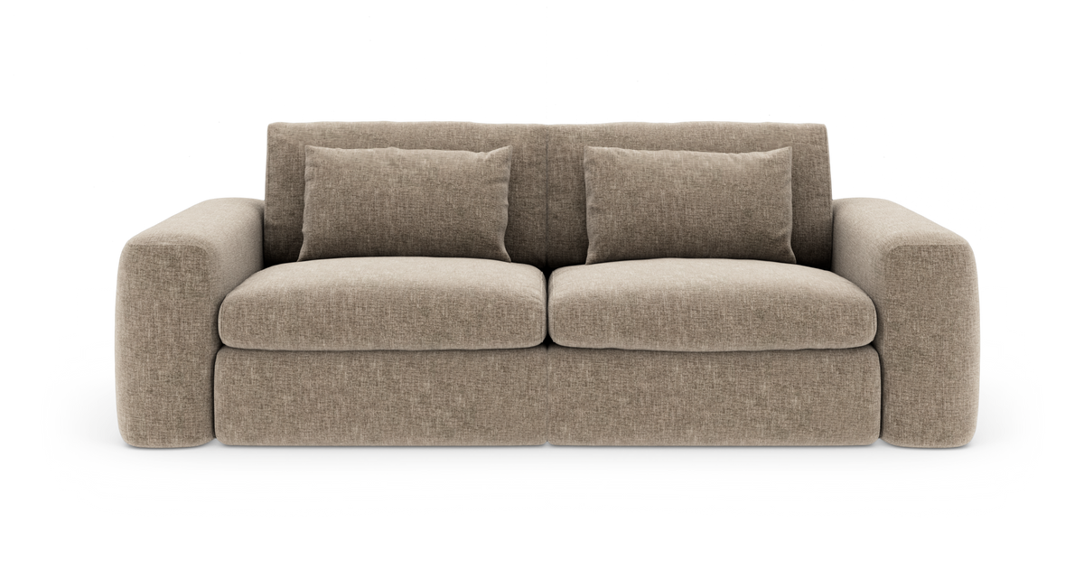Beige 2-personers stofsofa med to ryghynder og brede, afrundede armlæn, frilagt på hvid baggrund.