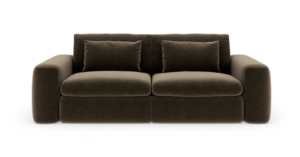 Brun 2-personers sofa med brede armlæn og to ryghynder, frilagt på hvid baggrund.