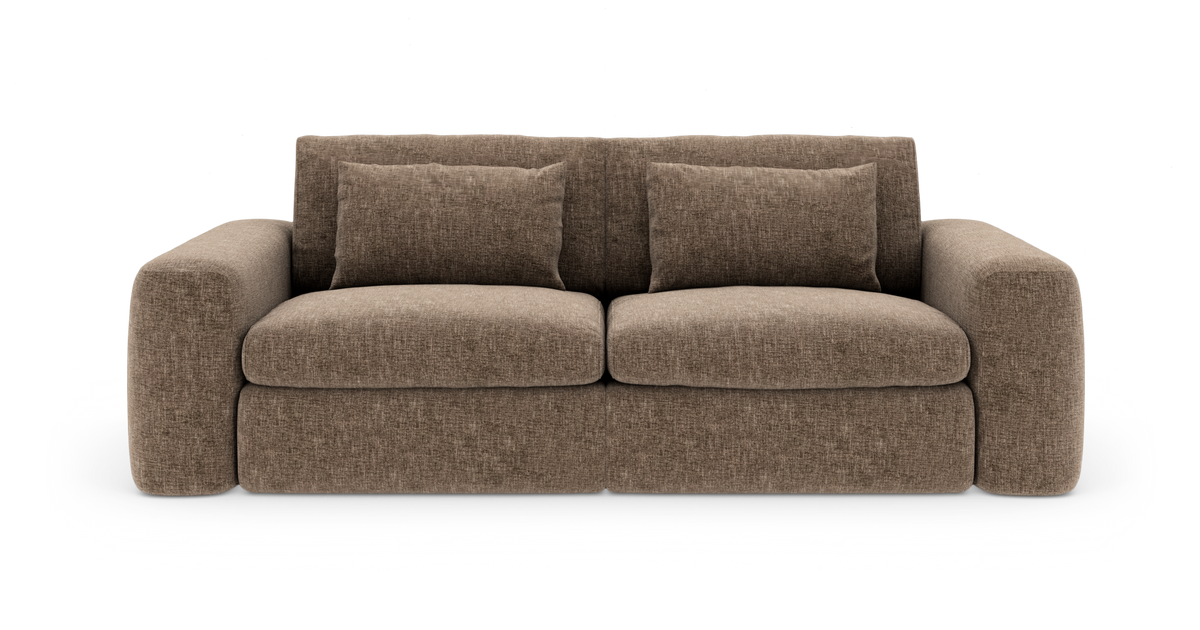 Brun, moderne 3-personers stofsofa med bløde, afrundede armlæn – frontvisning frilagt på hvid baggrund.