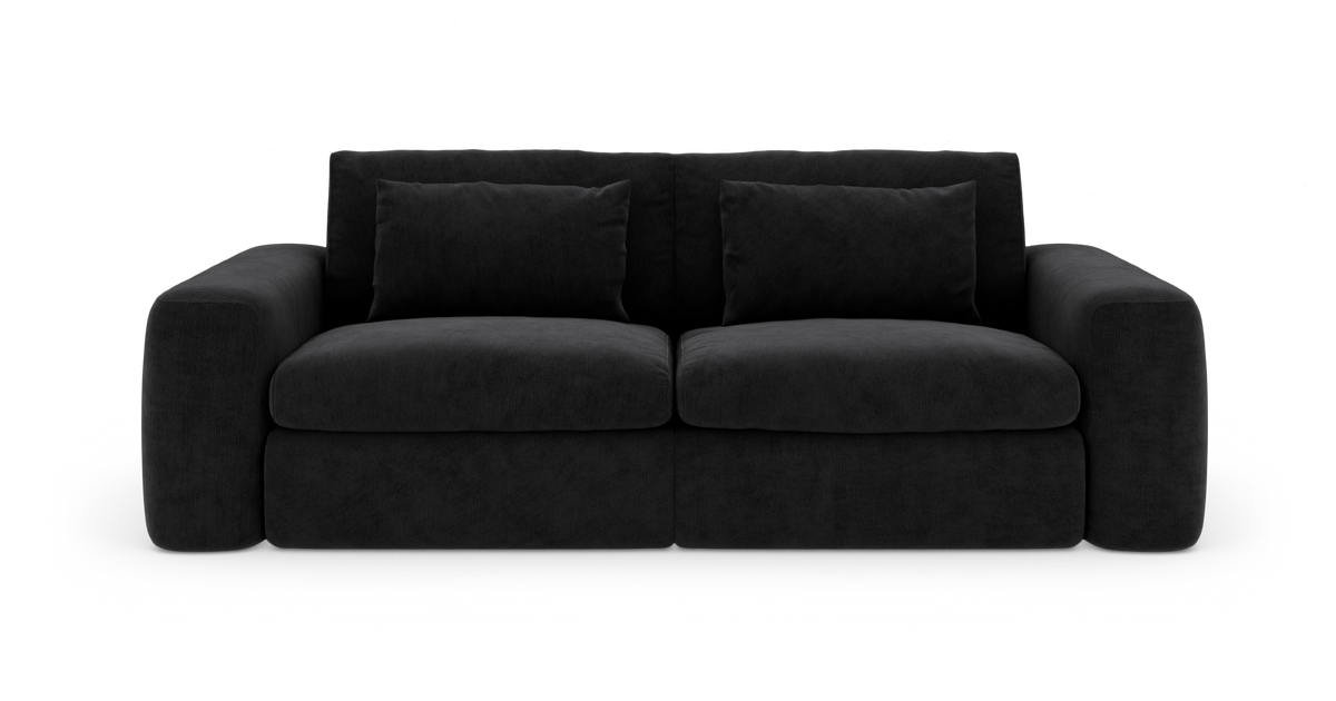 Sort 2-personers sofa med brede armlæn og to ryghynder, frontvisning på hvid baggrund.