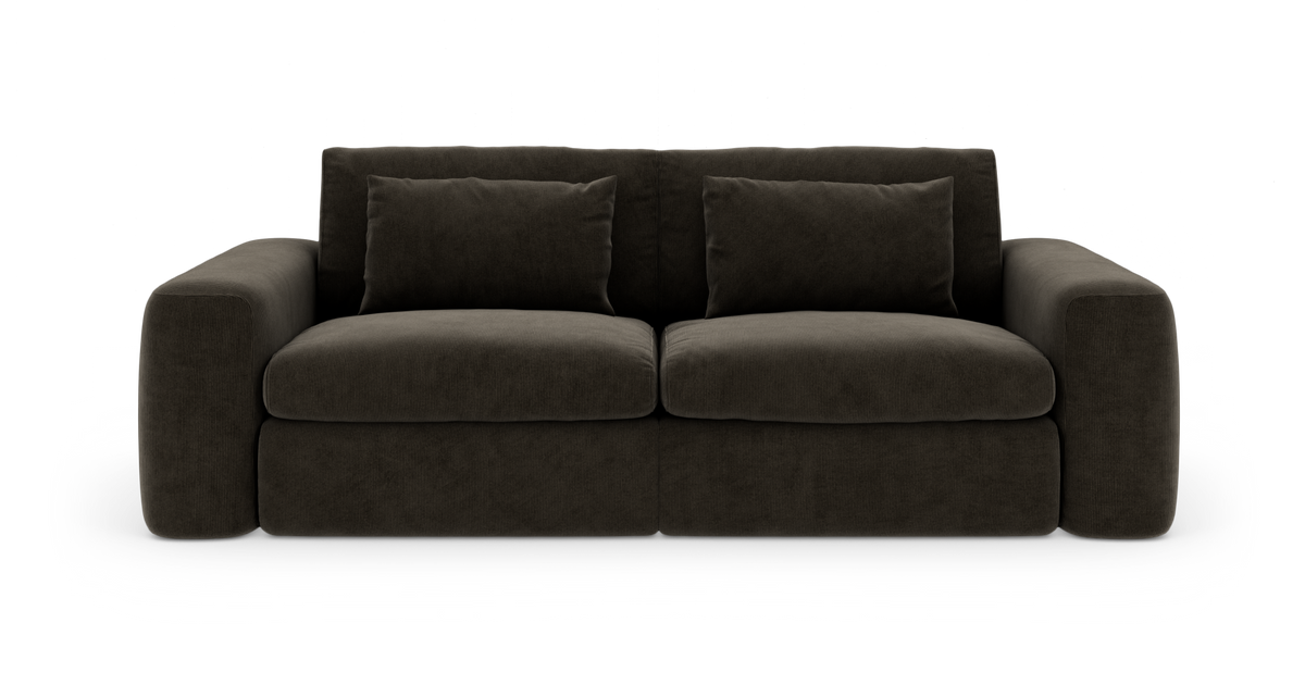 Mørkebrun, moderne stofsofa med brede armlæn og to sædehynder, frilagt på hvid baggrund.