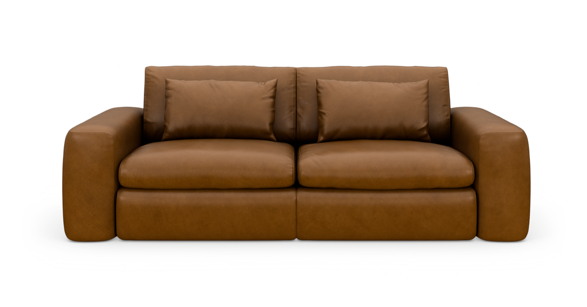 Brun lædersofa med brede armlæn, frontvisning.