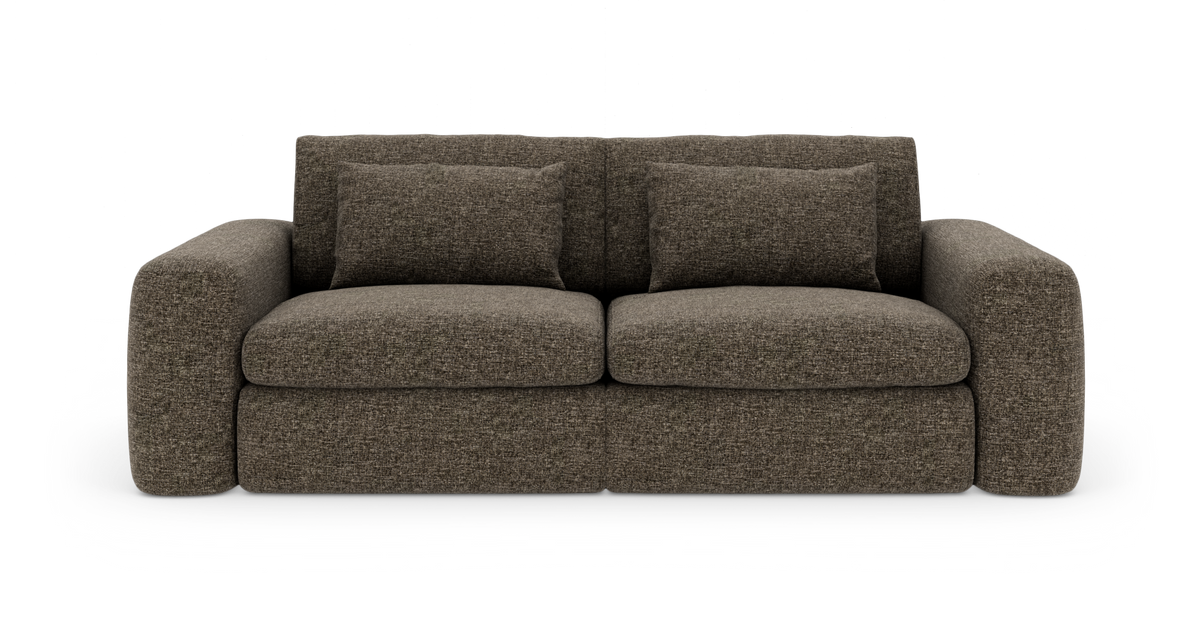 Brun 2-personers sofa med bløde, afrundede armlæn og to ryghynder, frilagt på hvid baggrund.