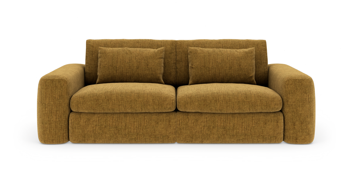 Sennepsgul 2-personers sofa med afrundede armlæn og to ryghynder, set forfra på hvid baggrund.
