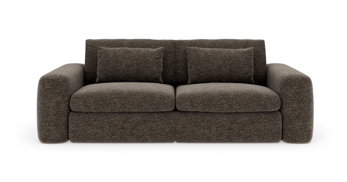 Mørkebrun 2-personers sofa med afrundede armlæn, to sædehynder og to ryghynder, frilagt på hvid baggrund.