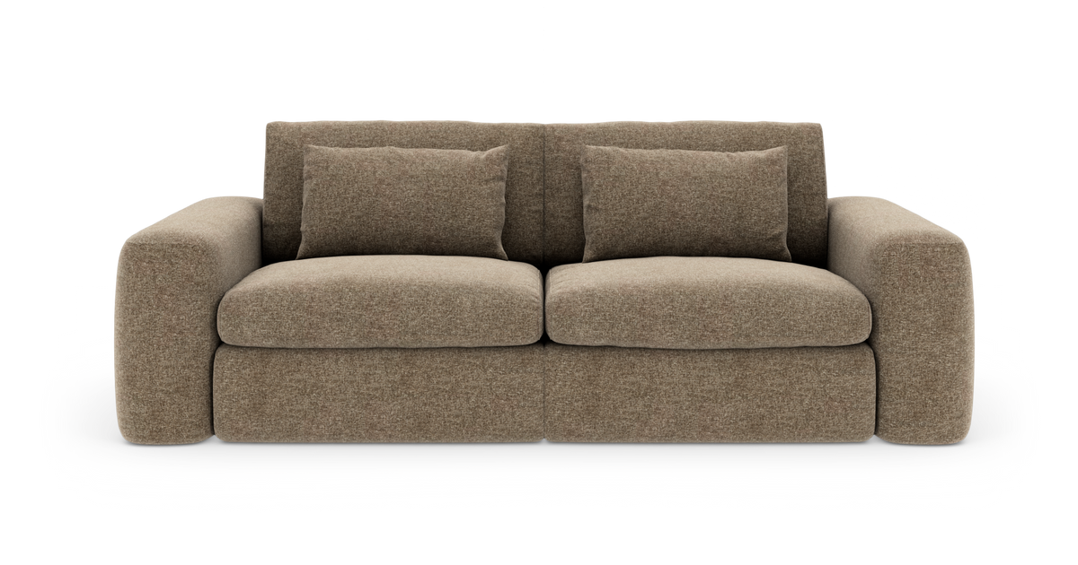 Brun 2-personers sofa med bløde, afrundede armlæn og to ryghynder, frilagt på hvid baggrund.