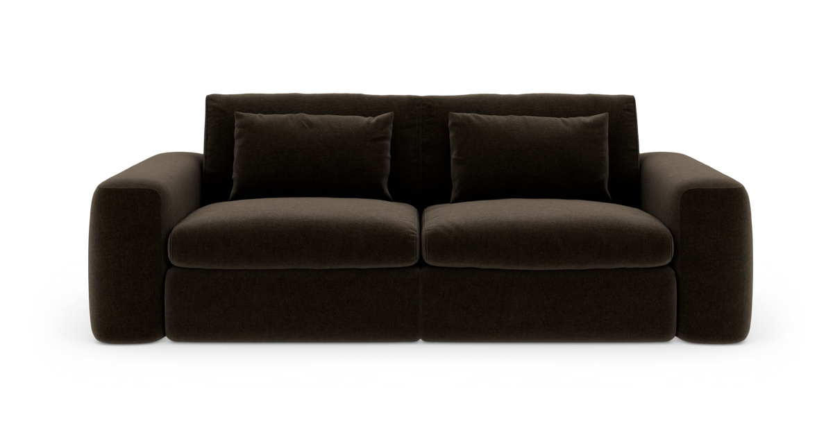 Mørkebrun 2-personers sofa med brede armlæn og to ryghynder, frilagt mod hvid baggrund.