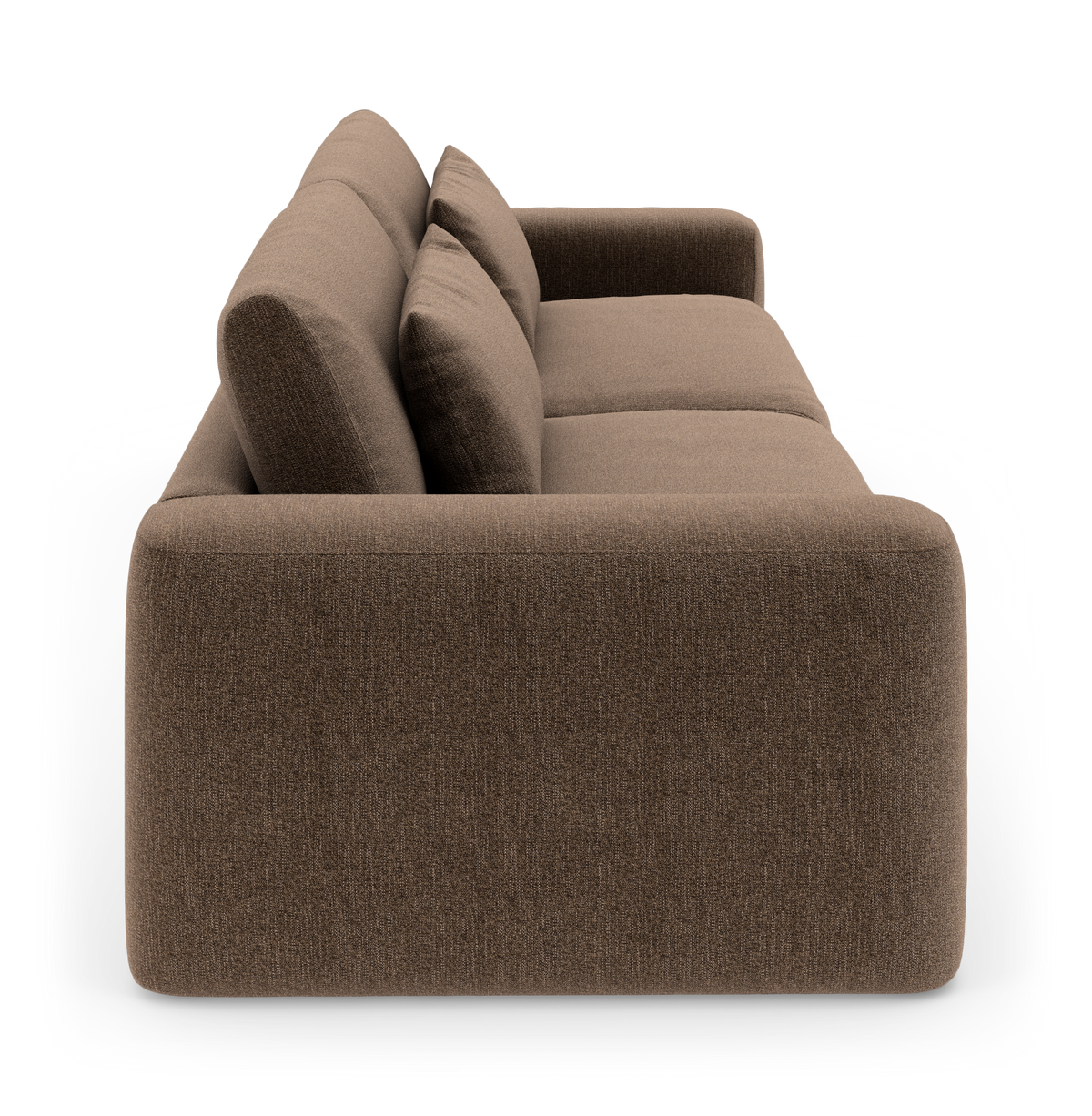 Brun, moderne 3-personers sofa set fra siden med afrundede former og løse ryghynder på hvid studiebaggrund.
