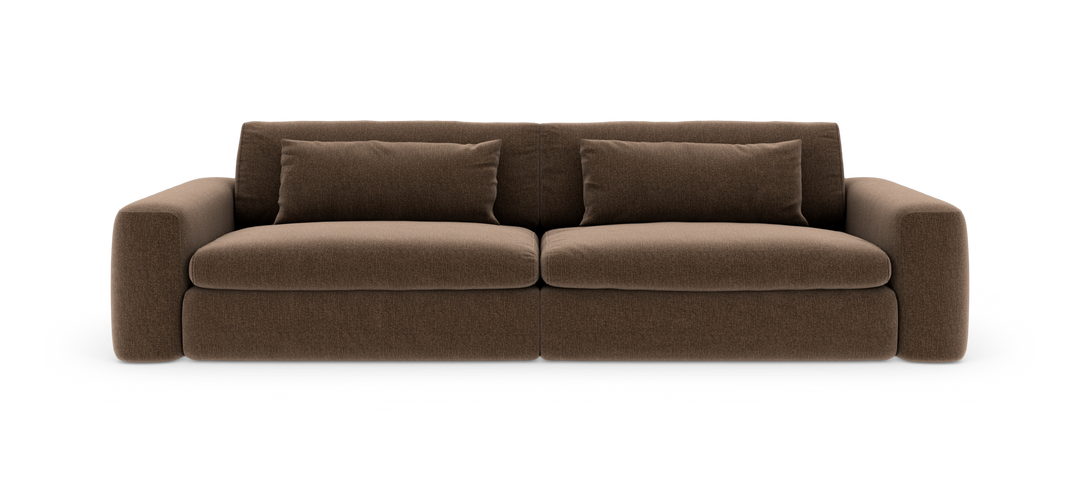 Brun, moderne 3-personers sofa med bløde, brede armlæn og to aflange rygpuder, frilagt på hvid baggrund.