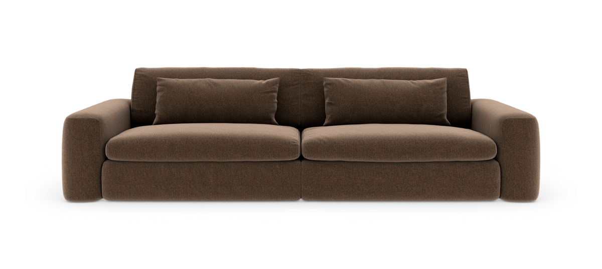 Brun, moderne 3-personers sofa med bløde, brede armlæn og to aflange rygpuder, frilagt på hvid baggrund.