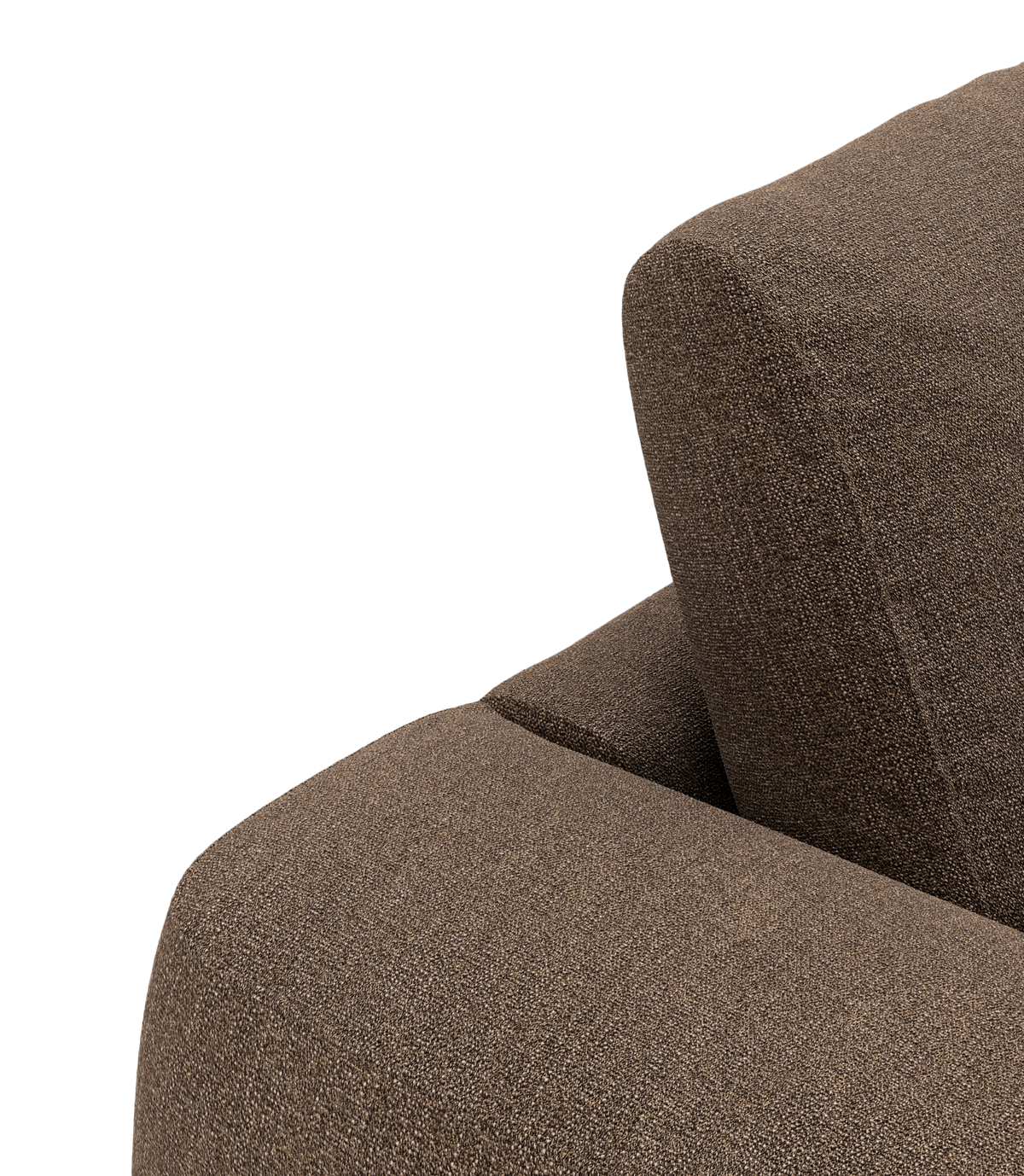 Nærbillede af brun stofsofa med afrundet armlæn og ryglæn i studie på mørk baggrund.