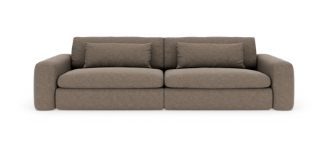 Brun 3-personers loungesofa med afrundede armlæn og to aflange rygpuder, frilagt på hvid baggrund.