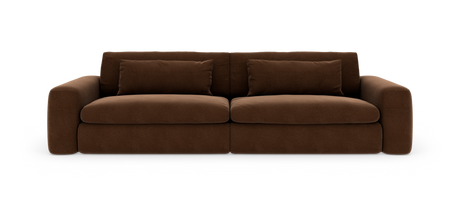 Brun 3-personers sofa med brede armlæn og bløde sæde- og ryghynder, front.