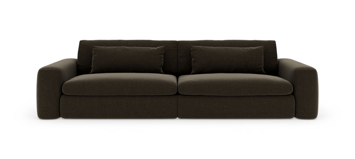 Mørkebrun 3-personers sofa med brede armlæn og to lange rygpuder, frilagt mod hvid baggrund.