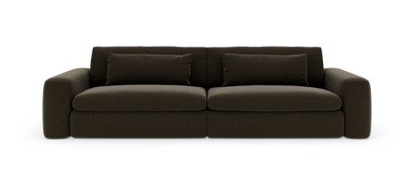 Mørkebrun 3-personers sofa med brede armlæn og to lange rygpuder, frilagt mod hvid baggrund.