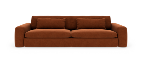 Rustrød sofa med to sædehynder og to aflange rygpuder, frilagt på hvid baggrund.