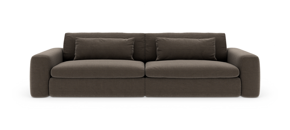 Brun 3-personers sofa med brede armlæn og to aflange ryghynder, frilagt på hvid baggrund.