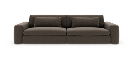Brun 3-personers sofa med brede armlæn og to aflange ryghynder, frilagt på hvid baggrund.