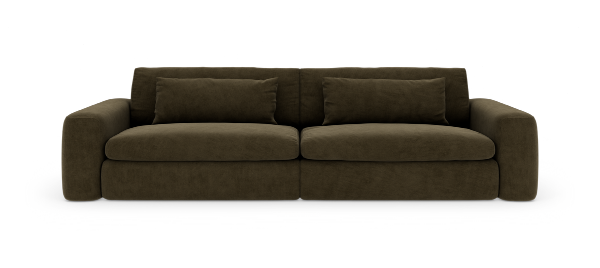 Mørk olivengrøn stofsofa med tykke puder, frontvisning på hvid baggrund.