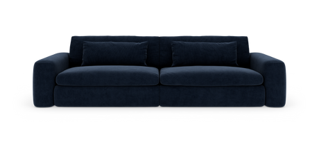 Mørkeblå, blødt polstret 3-personers sofa med brede armlæn, fotograferet lige forfra på hvid studiobaggrund.