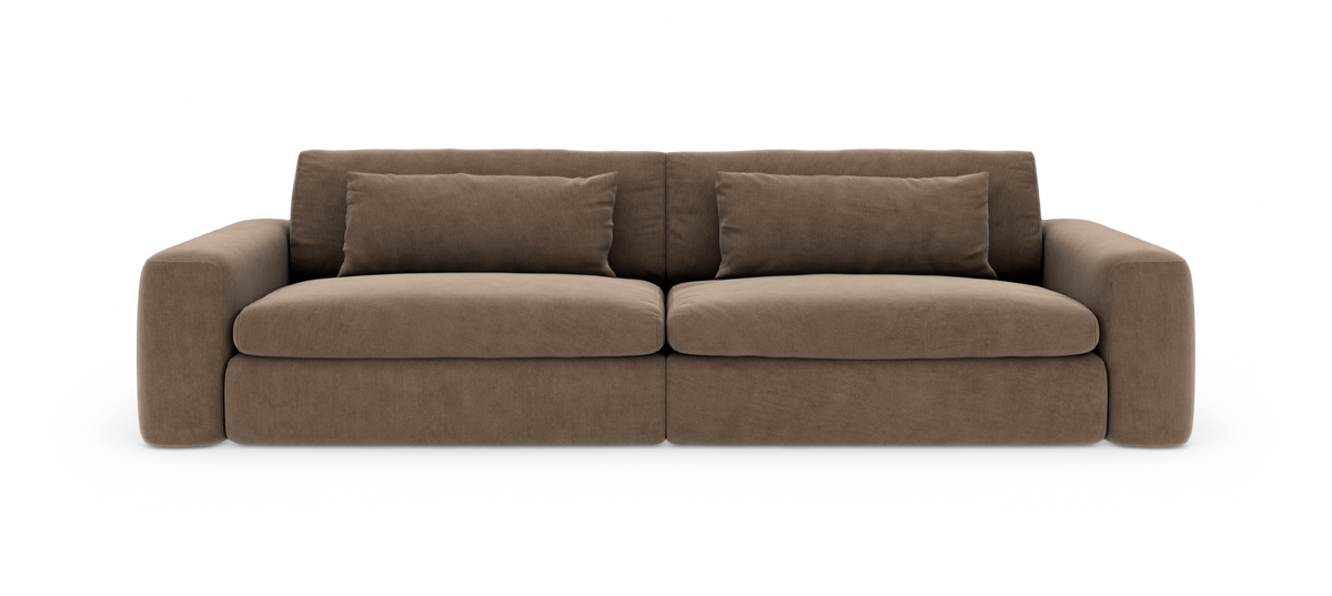 Brun stofsofa med to store sædehynder og aflange ryghynder, frilagt på hvid baggrund.