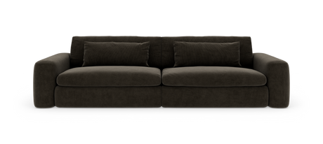 Mørkebrun, moderne 3‑personers sofa med brede armlæn og to aflange rygpuder, fritlagt på hvid baggrund.