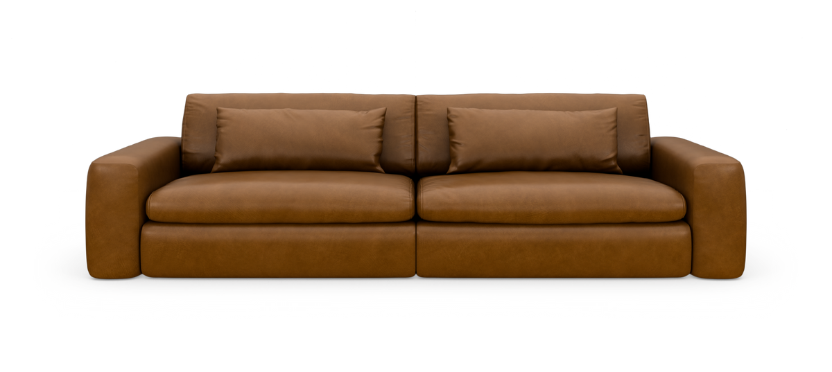 Brun lædersofa med to sædehynder, to ryghynder og brede armlæn, fritlagt på hvid baggrund.