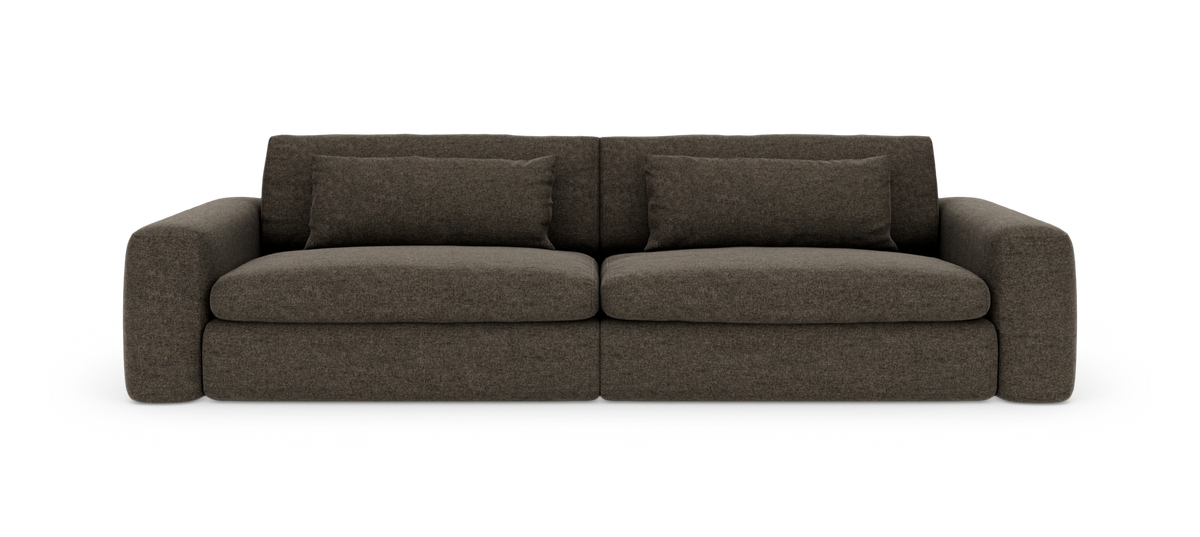 Mørkebrun, moderne sofa med brede armlæn, to store sædehynder og to ryghynder, fritlagt på hvid baggrund.