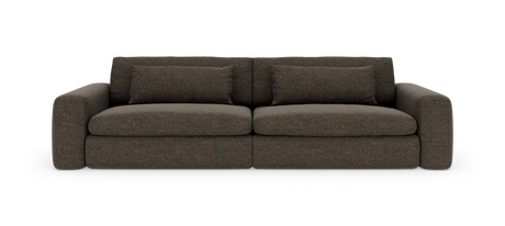 Mørkebrun, moderne sofa med brede armlæn, to store sædehynder og to ryghynder, fritlagt på hvid baggrund.