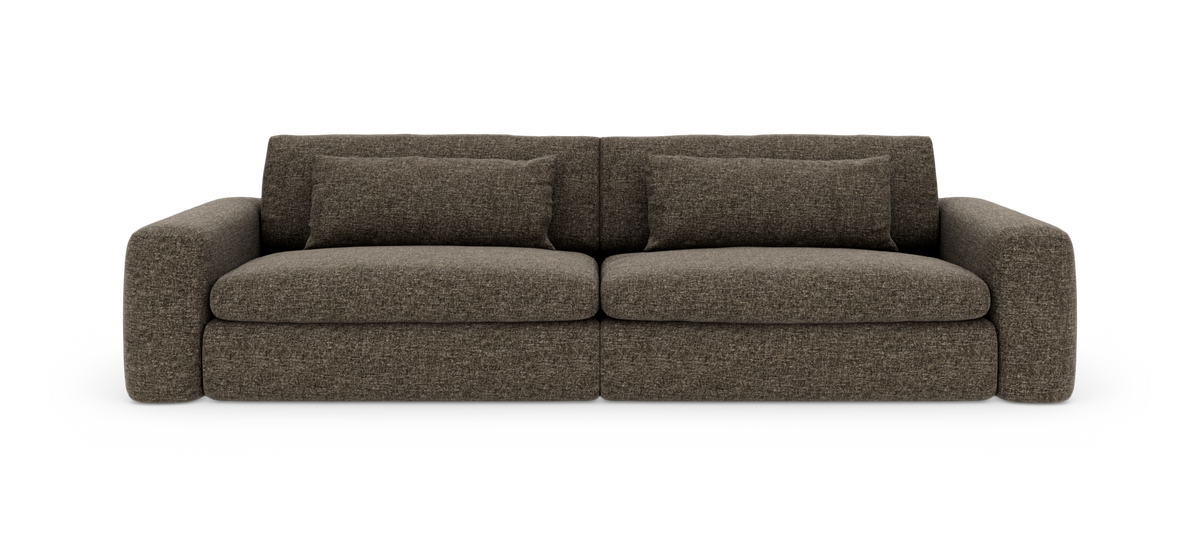 Bred brun stofsofa med afrundede armlæn og to store ryghynder, frilagt på hvid baggrund.