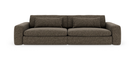 Bred brun stofsofa med afrundede armlæn og to store ryghynder, frilagt på hvid baggrund.