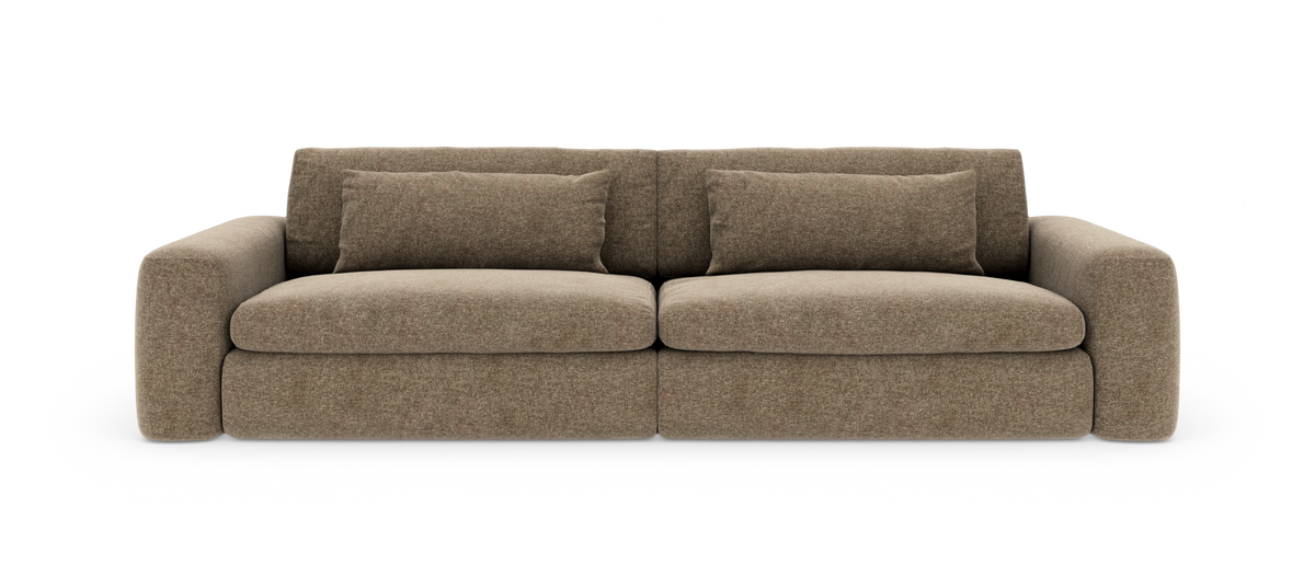 Beige-brun stofsofa med to sædehynder, afrundede armlæn og to aflange rygpuder, fritlagt på hvid baggrund.