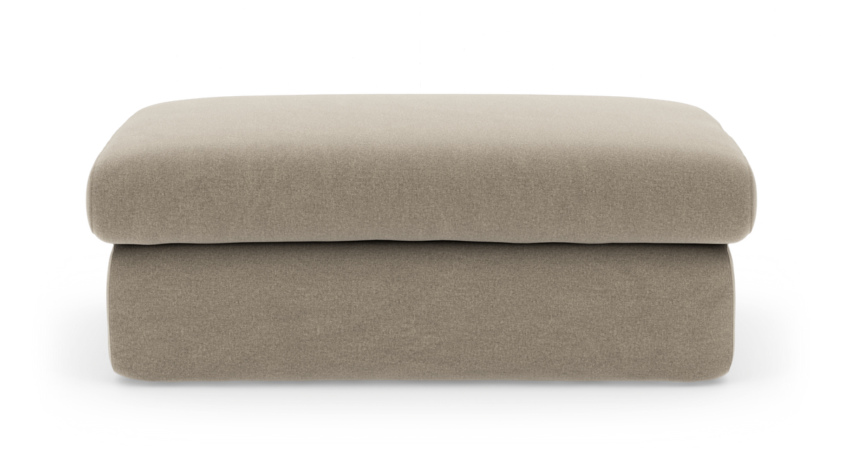 Beige stofpuf/ottoman set forfra på hvid baggrund.