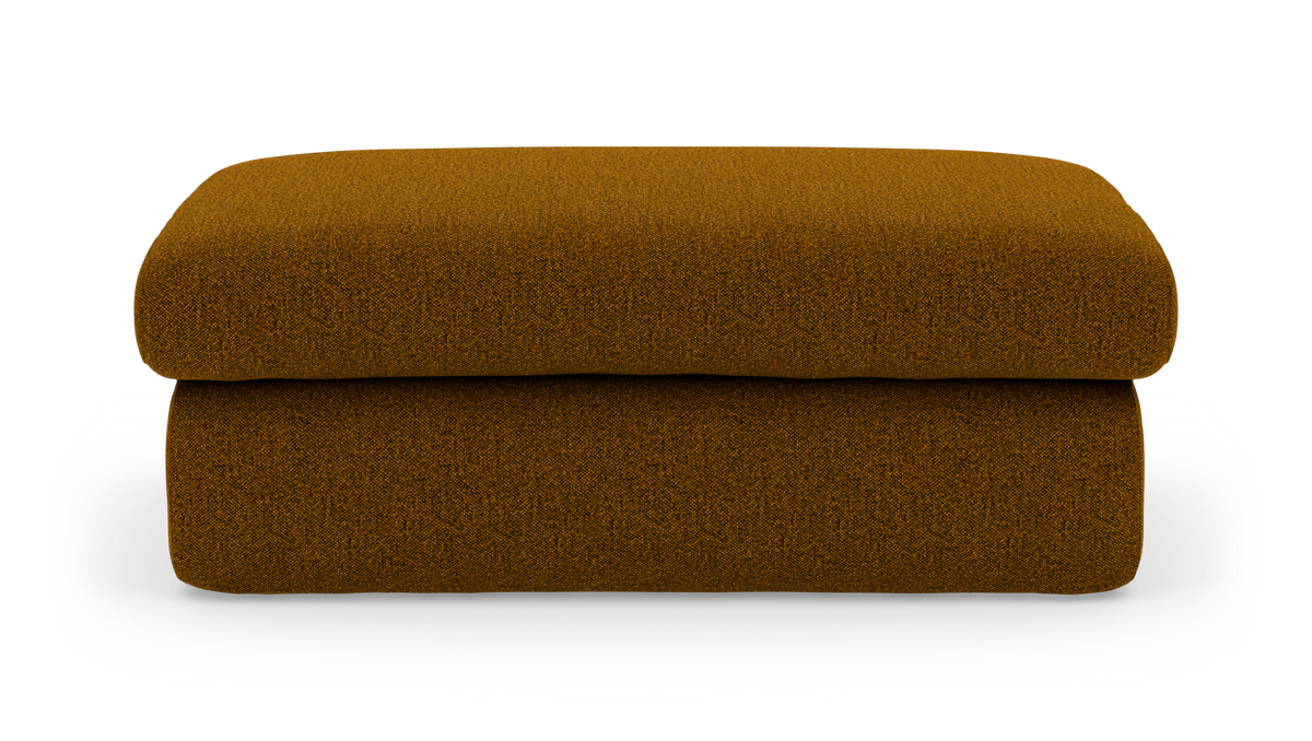 Brun rektangulær ottoman i tekstil, frontvisning mod hvid baggrund.