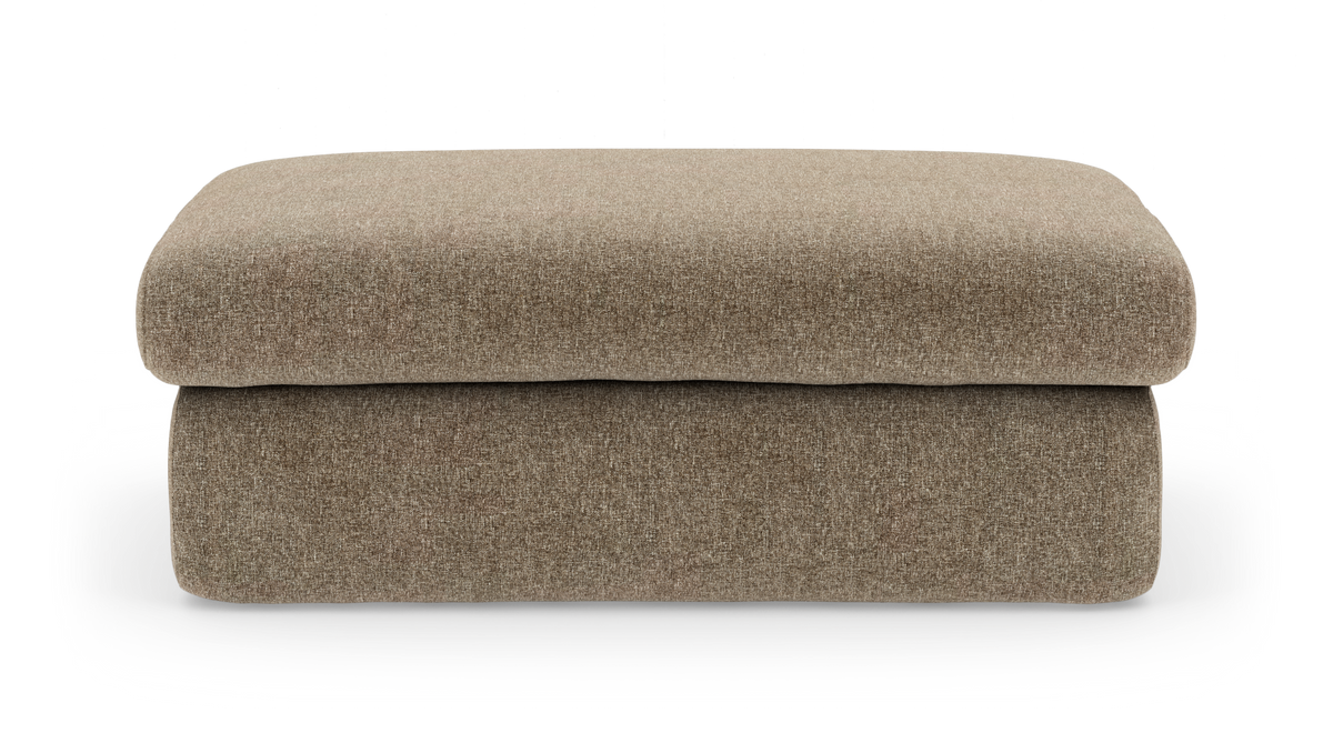 Beige polstret ottoman/fodskammel i stof, fritlagt produktfoto set forfra.