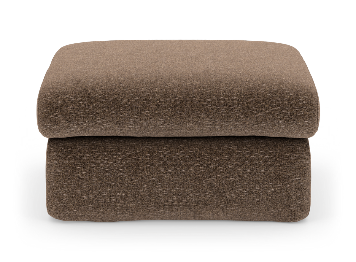 Brun stofbetrukket ottoman/fodskammel på hvid baggrund set forfra.