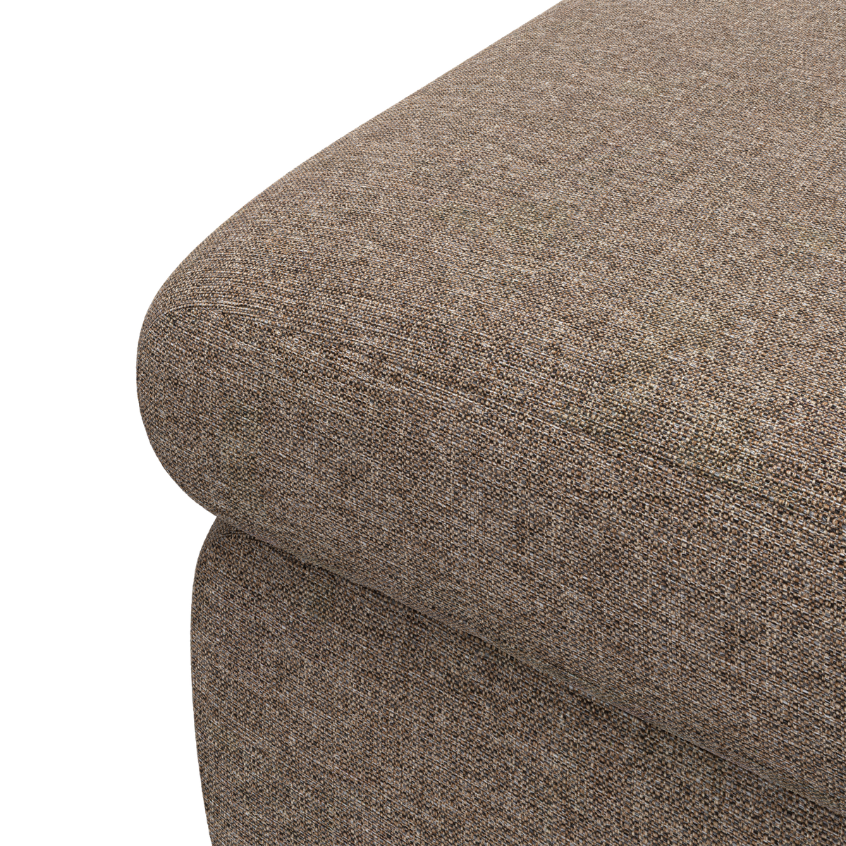 Nærbillede af brun-beige, tekstureret stofpolstring på et sofa-hjørne med afrundet kant.