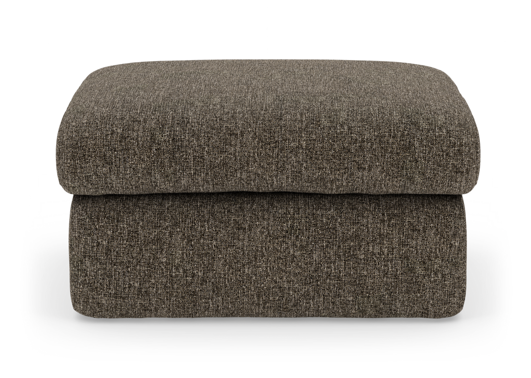 Brungrå stofpuf/ottoman set forfra på hvid baggrund.