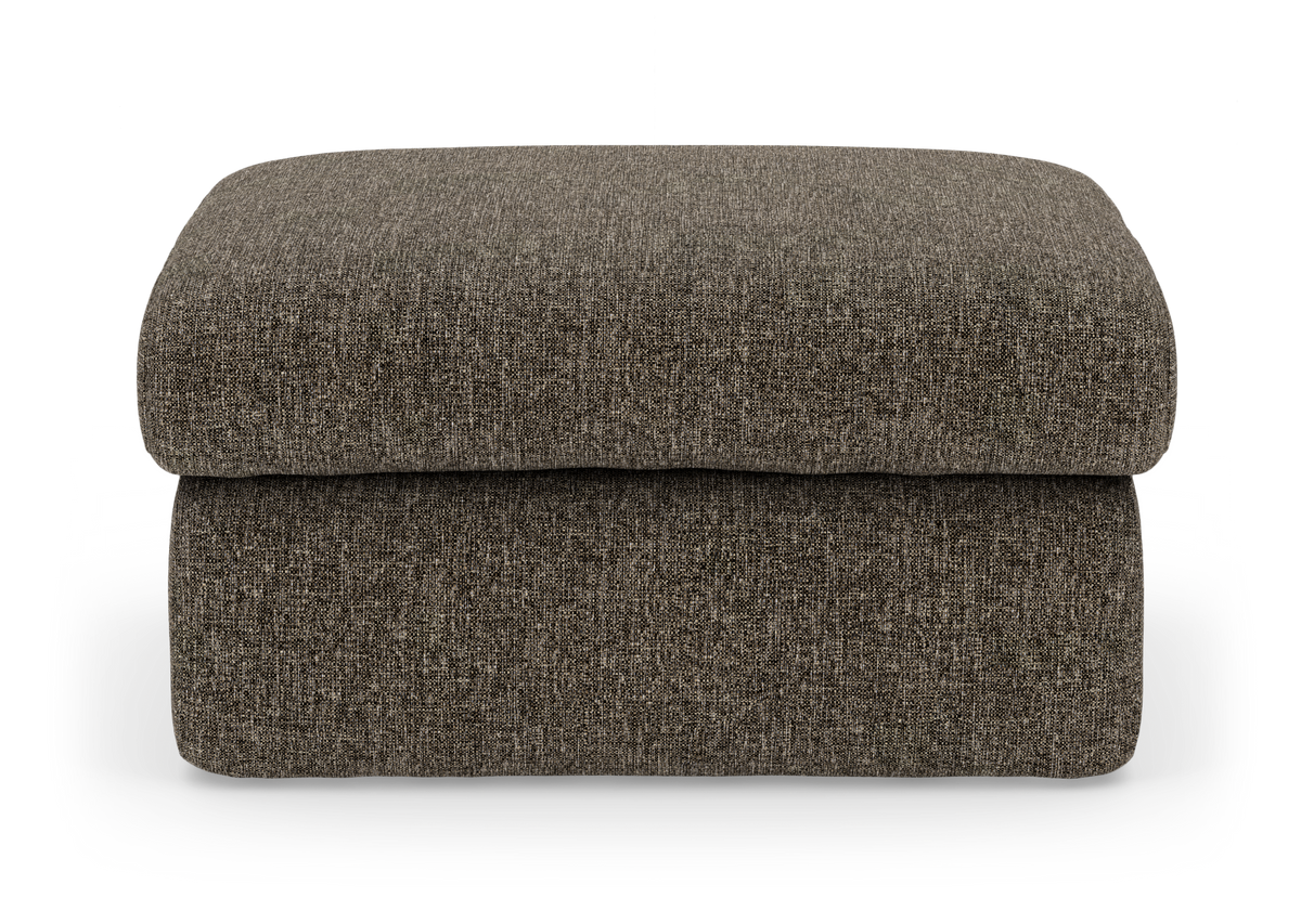 Brungrå stofpuf/ottoman set forfra på hvid baggrund.
