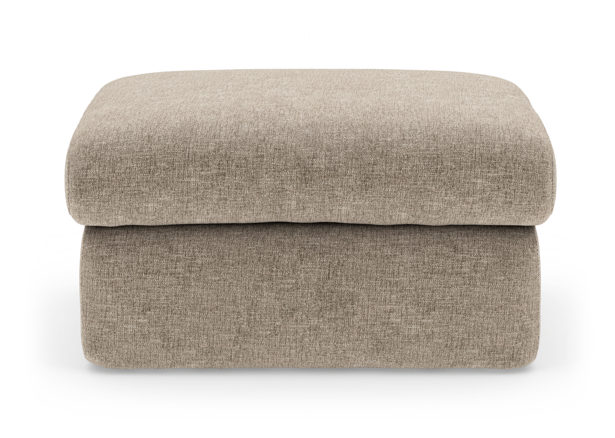 Beige rektangulær stofpuf/fodskammel frilagt på hvid baggrund.