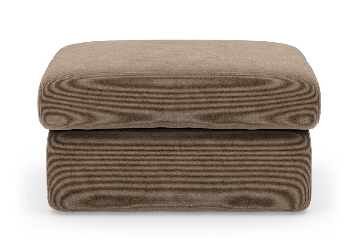 Brun ottoman i bredriflet fløjl, frilagt på hvid baggrund og set forfra.