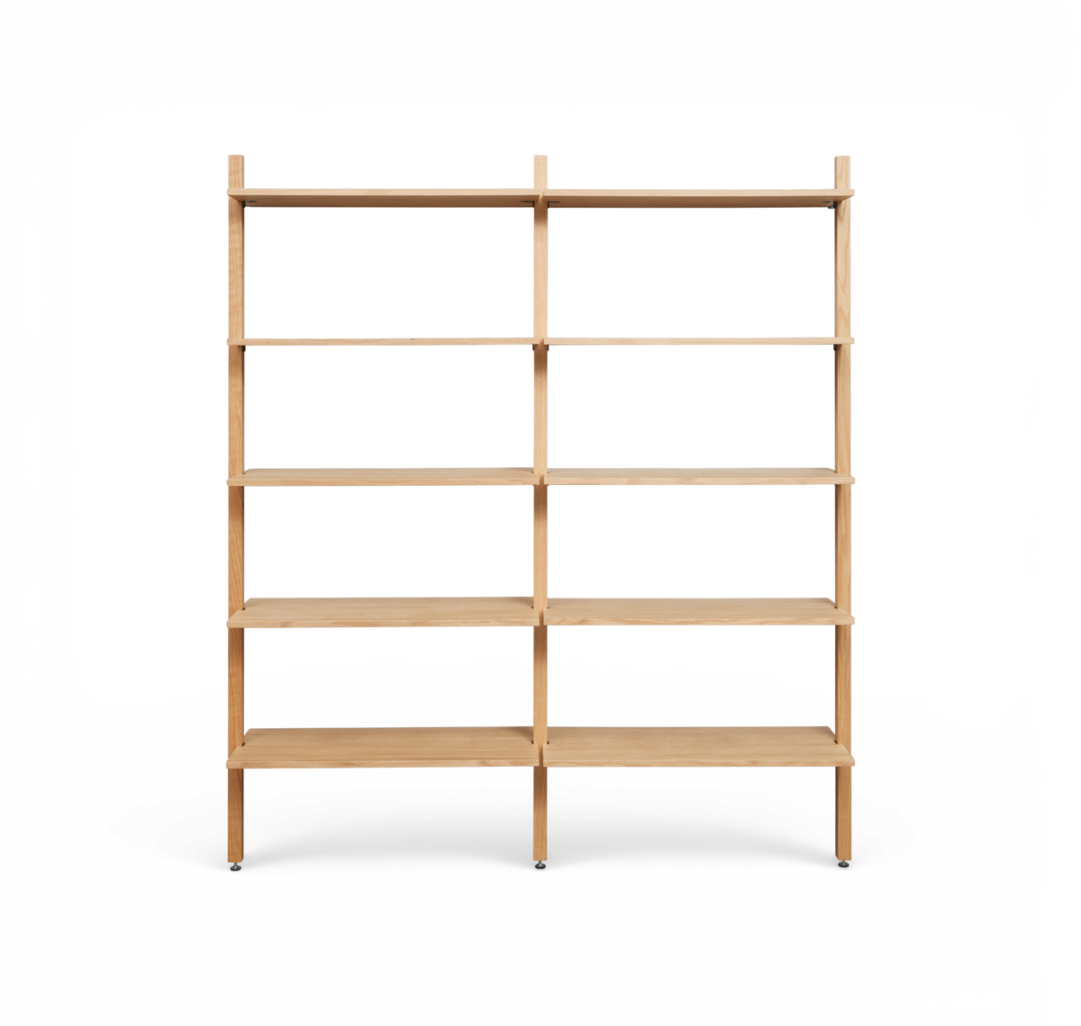 Minimalistisk, fritstående reol i lyst træ med to fag og fem hylder pr. sektion, set forfra.