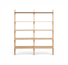 Minimalistisk, fritstående reol i lyst træ med to fag og fem hylder pr. sektion, set forfra.