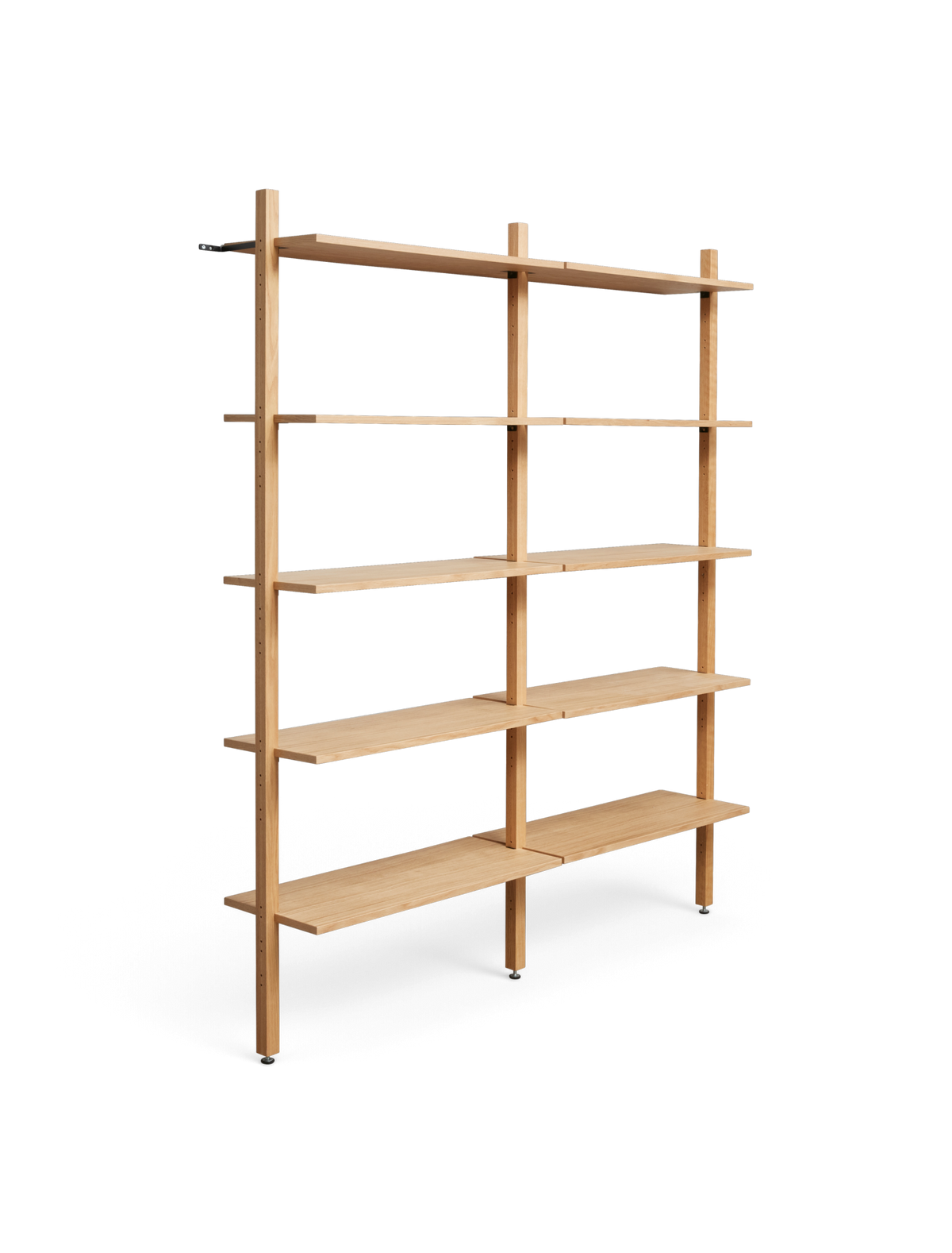 Fritstående reol i lyst træ med fem hylder i modulært design, frilagt på hvid baggrund.