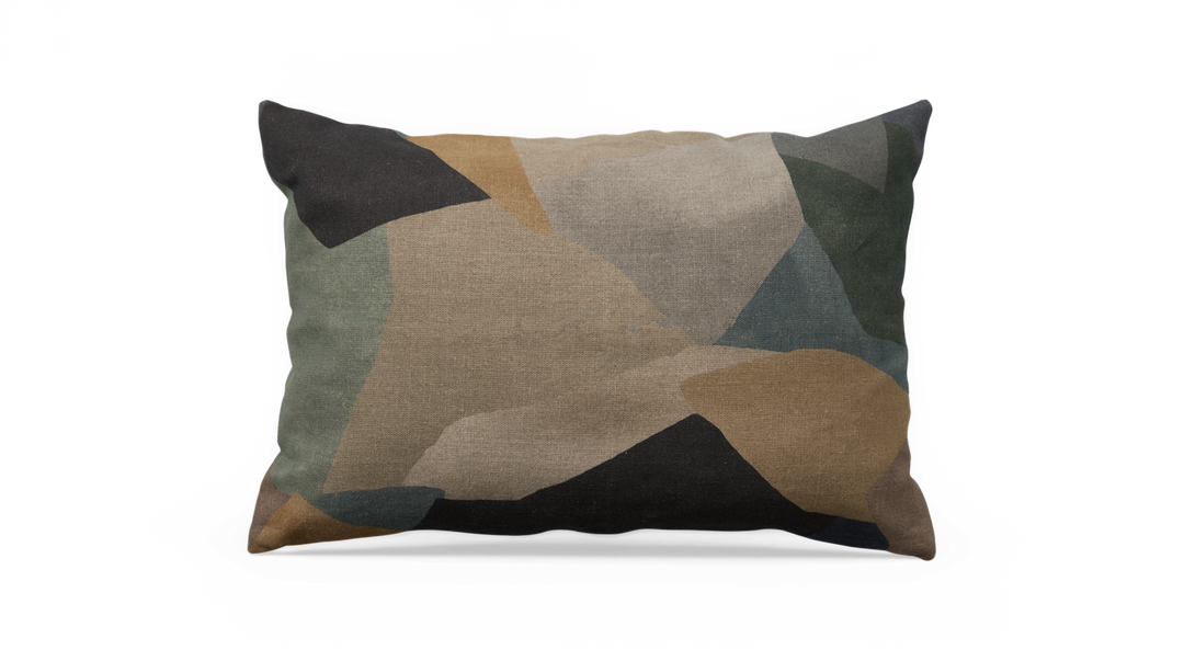 Pude med abstrakt mønster i jordnære nuancer af beige, grøn, blå og sort.