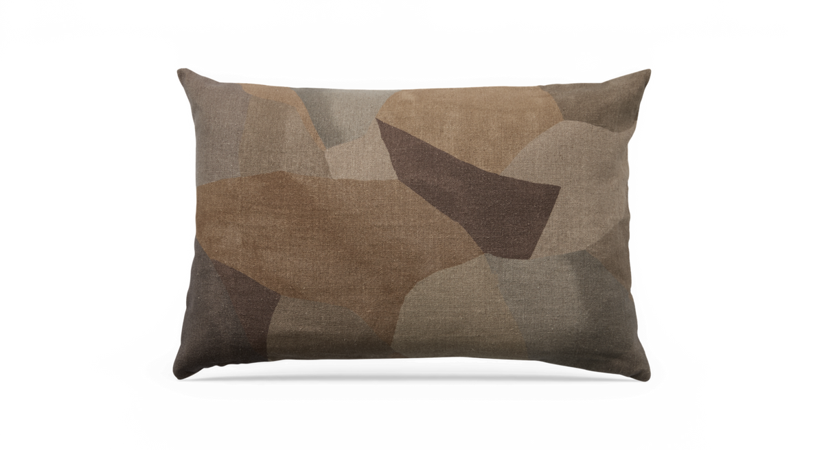 Rektangulær pyntepude med abstrakt mønster i beige, brune og grå nuancer.