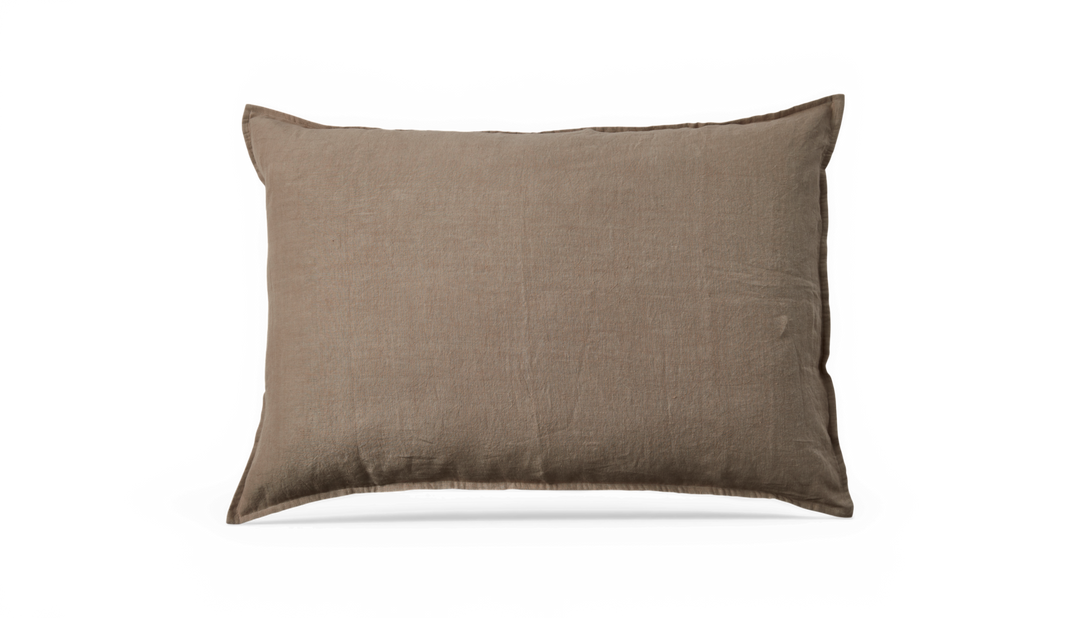 Beige firkantet hørpude på hvid baggrund.