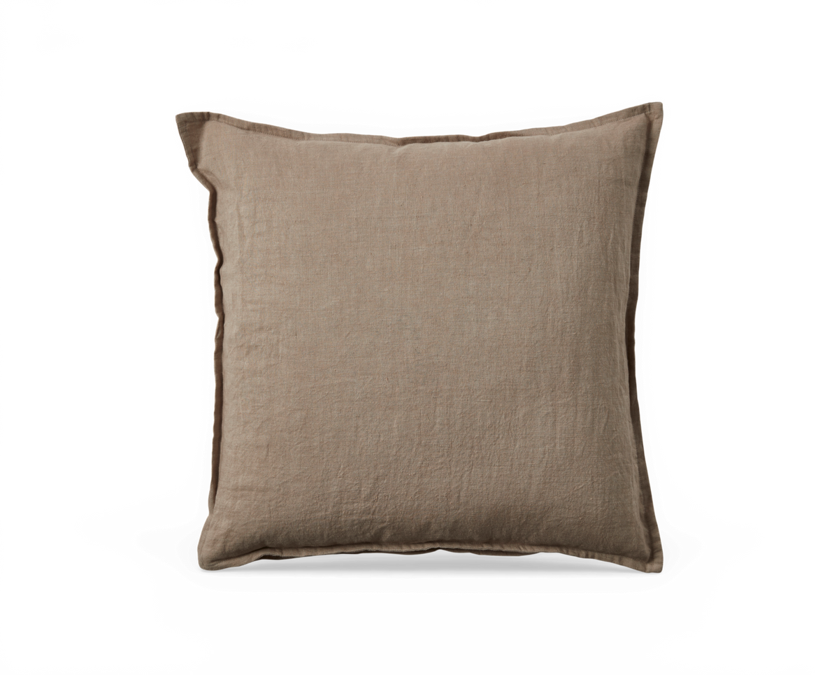 Beige hørpude med enkel kant, frilagt på hvid baggrund.