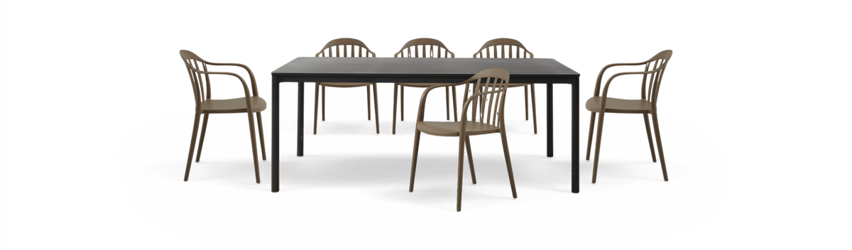 Spisebordssæt med sort rektangulært bord og seks beige stole i moderne design.